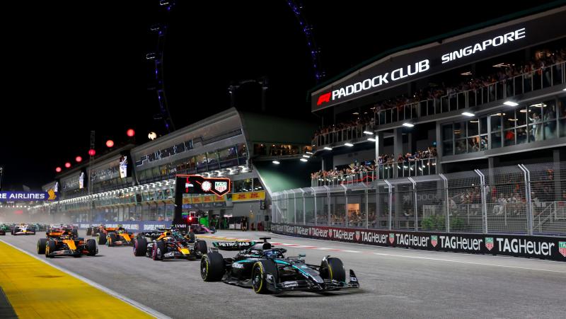 Russell magabiztos győzelmet aratott Szingapúrban, míg Norris és Verstappen egyre közelebb kerültek Piastrihoz a verseny során.