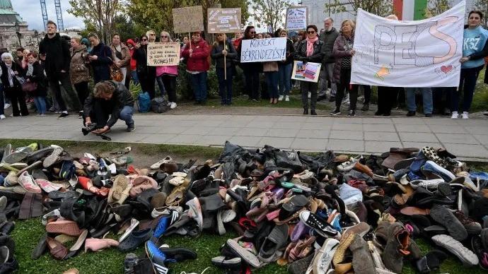 Cipők lyukakkal a Karmelita előtt – a szociális dolgozók sürgős béremelést követelnek.