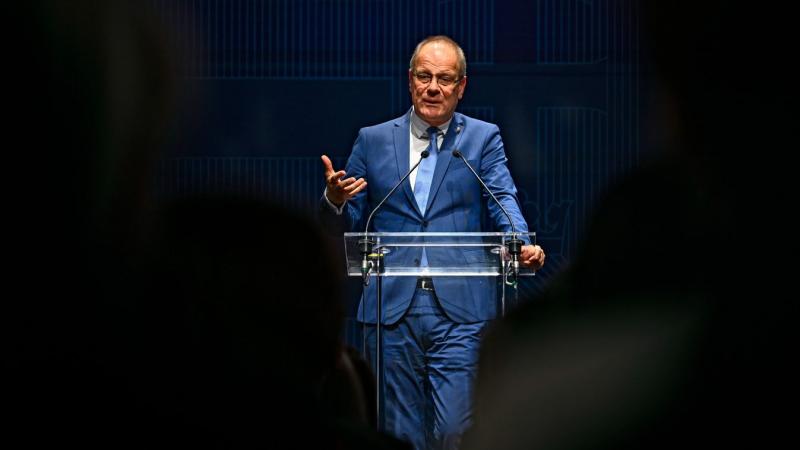Navracsics Tibor: A demokrácia újraértelmezése

A demokrácia fogalma nem csupán egy politikai rendszer, hanem egy életforma, amely folyamatosan formálódik és fejlődik. Az elmúlt évek eseményei rávilágítottak arra, hogy a demokráciát nem lehet magától érte