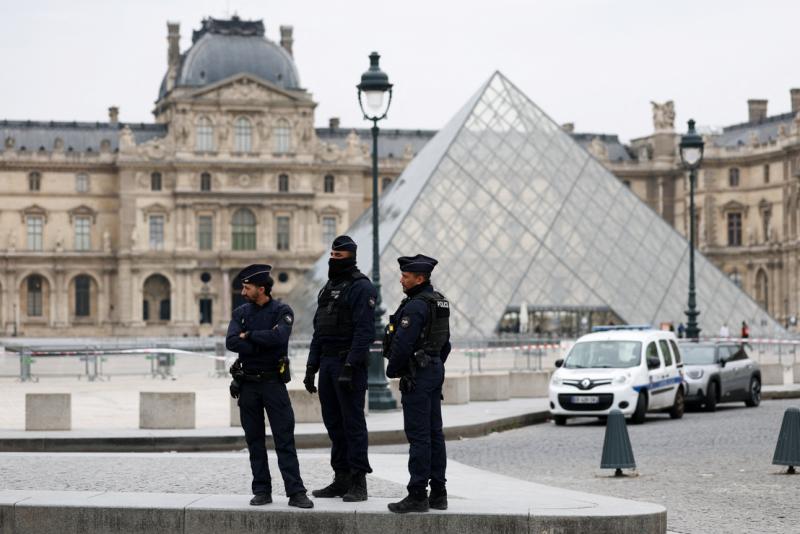 Vasárnap reggel izgalmas esemény zajlott a párizsi Louvre falai között: egy csoport tolvaj mesterien végrehajtott akcióval sikeresen eltulajdonított ékszereket. A híres múzeum nemcsak művészeti kincseiről, hanem most már a merész rablásról is ismertté vál