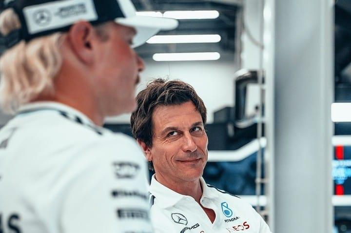 A Mercedes csapatfőnöke forradalmasította a WC-takarítás folyamatát.